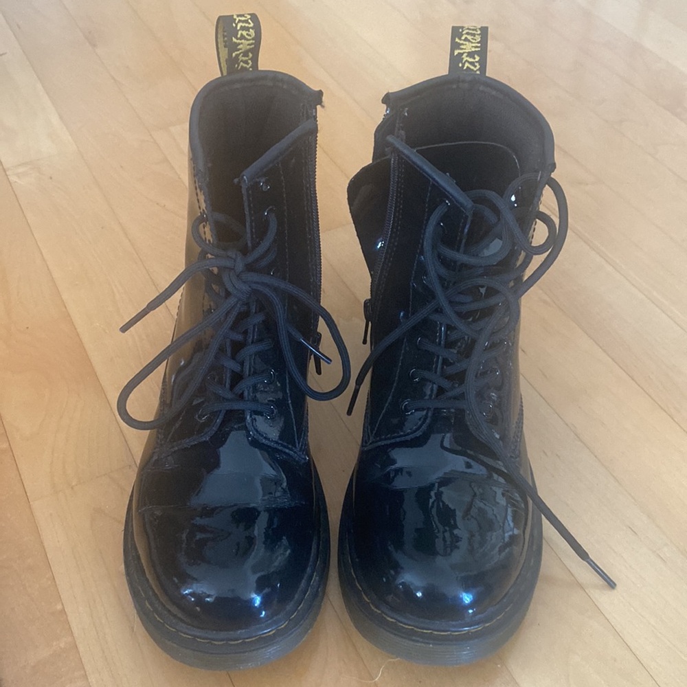 Dr Martens unisex black patent leather boots. 1460 Y size 5 US men, 6 US women